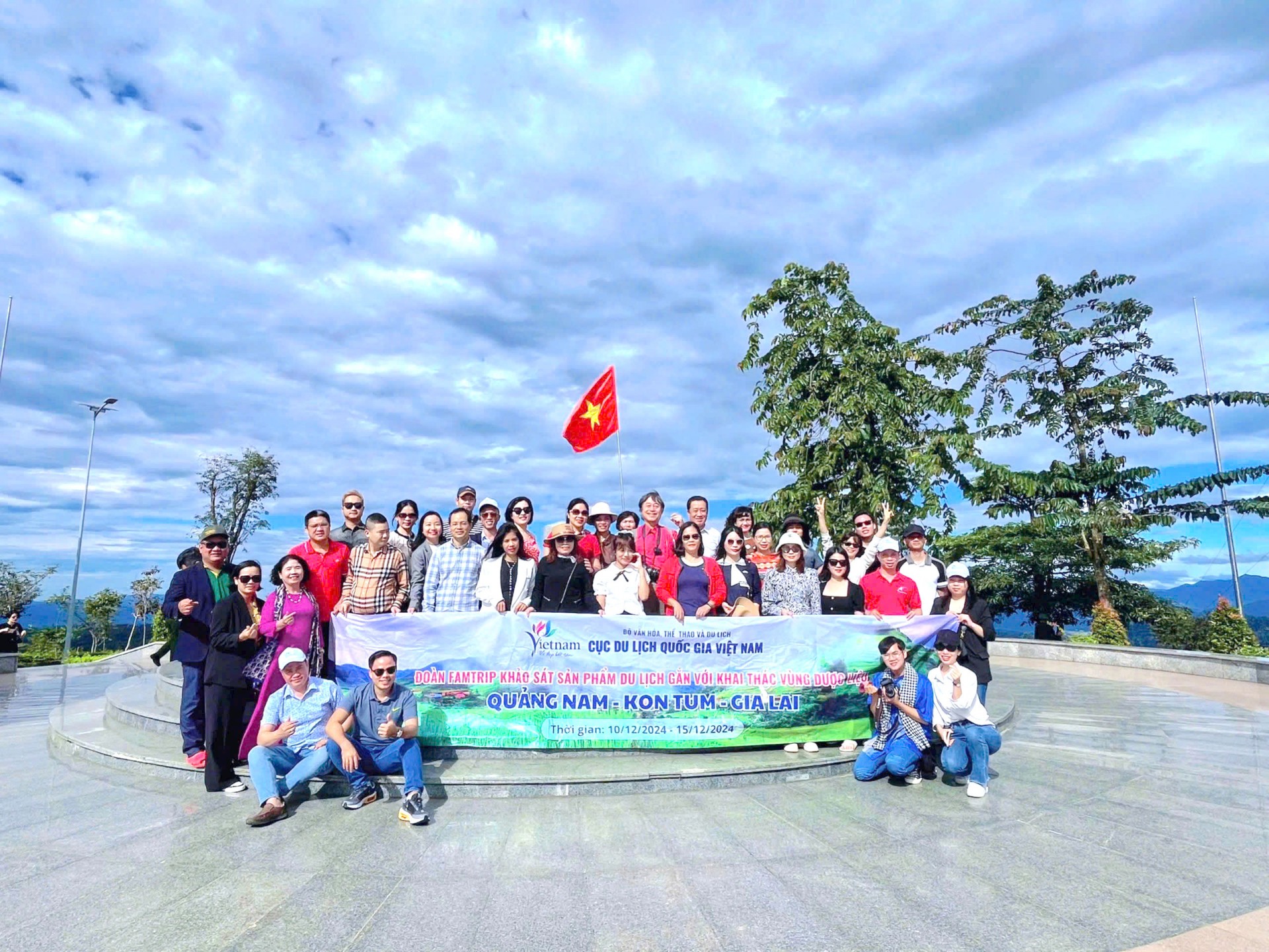 Khách du lịch tham quan, ngắm cảnh quang thiên nhiên tại cột mốc biên giới, địa điểm mệnh danh là nơi “một tiếng gà gáy, ba nước cùng nghe”