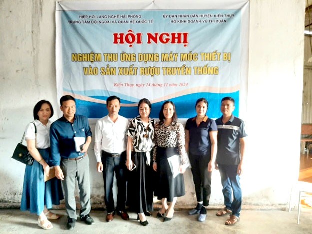 Trung tâm đối ngoại và quan hệ quốc tế, Hiệp hội Làng nghề Hải Phòng tham gia nghiệm thu ứng dụng máy móc thiết bị vào sản xuất rượu truyền thông. Trung tâm đối ngoại và quan hệ quốc tế, Hiệp hội Làng nghề Hải Phòng tham gia nghiệm thu ứng dụng máy móc thiết bị vào sản xuất rượu truyền thông.