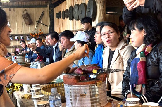 Du khách trải nghiệm hoạt động du lịch, thưởng thức đặc sản kết hợp khám phá văn hóa bản địa tại làng Kon Chênh ( Ảnh: Mỹ Hậu) Du khách trải nghiệm hoạt động du lịch, thưởng thức đặc sản kết hợp khám phá văn hóa bản địa tại làng Kon Chênh ( Ảnh: Mỹ Hậu)
