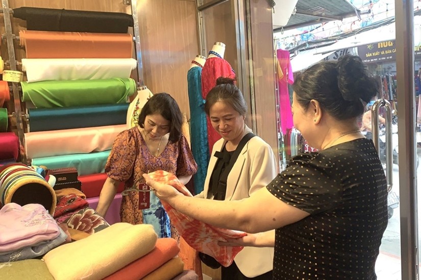 Một cửa hàng bán lụa truyền thống tại Vạn Phúc, Hà Đông. Một cửa hàng bán lụa truyền thống tại Vạn Phúc, Hà Đông.