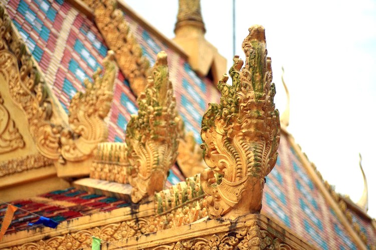 Hình tượng rắn thần Naga trên mái chùa Dơi (Sóc Trăng). Hình tượng rắn thần Naga trên mái chùa Dơi (Sóc Trăng).