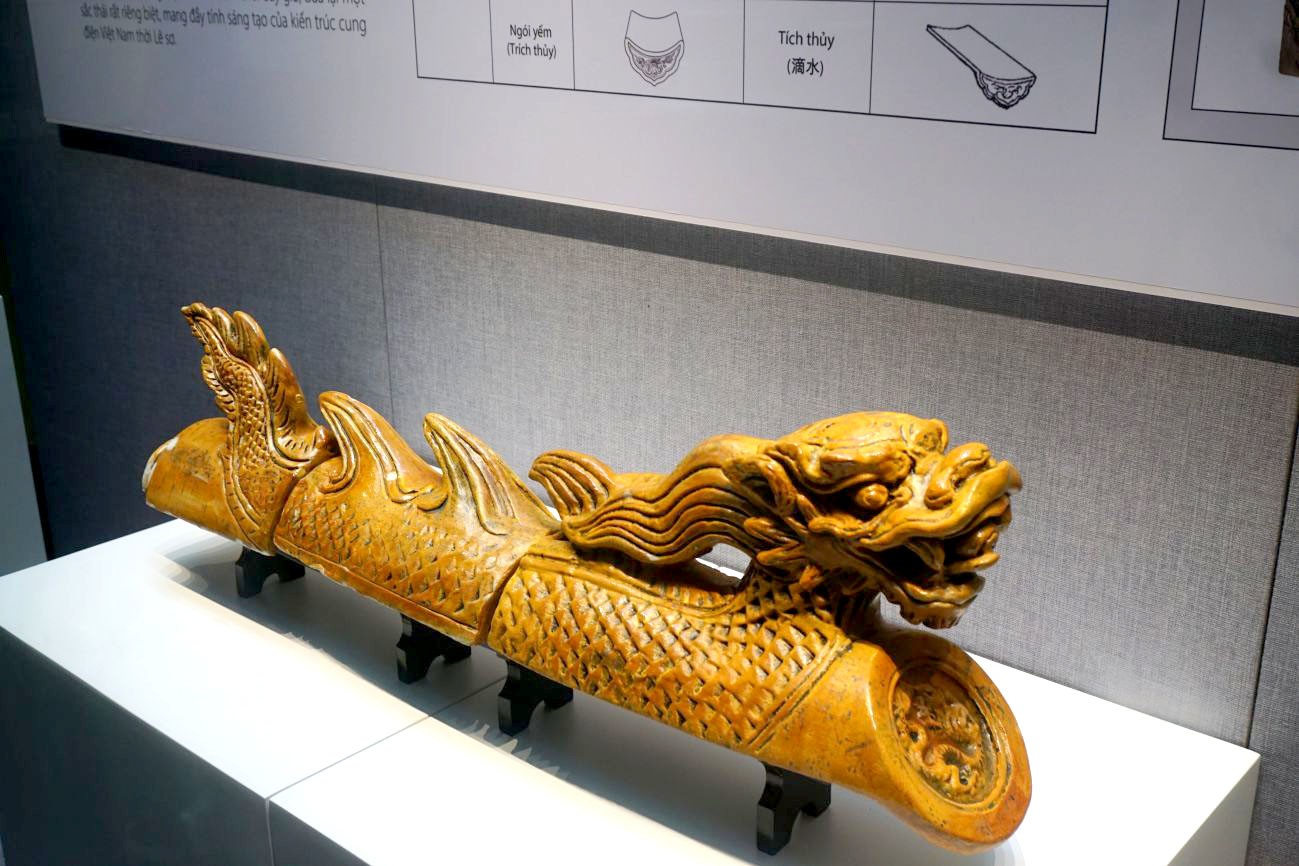 Ở lĩnh vực mỹ thuật, tạo hình, theo nhà nghiên cứu văn học dân gian Chu Quang Trứ, rồng bắt nguồn từ rắn. Các nhà nghiên cứu Trương Chính và Ðặng Ðức Siêu nhận định: Rồng Lý - Trần là một con rắn dài, quấn làm nhiều khúc, đầu không sừng, không râu. Còn GS. Trần Quốc Vượng thì cho rằng: Rồng Thăng Long Ðại Việt là loại Rồng - Rắn, mình tròn trịa và thanh tú, với nhiều khúc uốn lượn nhịp nhàng, là loài có vẩy, ở nước và cũng tượng trưng cho nước, cho mây mưa, vốn là cái nhân tố bận tâm hàng đầu của người dân trồng lúa nước. Ở lĩnh vực mỹ thuật, tạo hình, theo nhà nghiên cứu văn học dân gian Chu Quang Trứ, rồng bắt nguồn từ rắn. Các nhà nghiên cứu Trương Chính và Ðặng Ðức Siêu nhận định: Rồng Lý - Trần là một con rắn dài, quấn làm nhiều khúc, đầu không sừng, không râu. Còn GS. Trần Quốc Vượng thì cho rằng: Rồng Thăng Long Ðại Việt là loại Rồng - Rắn, mình tròn trịa và thanh tú, với nhiều khúc uốn lượn nhịp nhàng, là loài có vẩy, ở nước và cũng tượng trưng cho nước, cho mây mưa, vốn là cái nhân tố bận tâm hàng đầu của người dân trồng lúa nước.