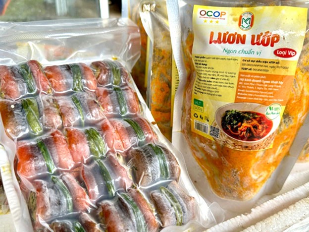 Sản phẩm lươn cuộn thịt và lươn ướp được người dân làng Phan Thanh đóng gói để bán đi các thị trường trong nước và xách tay ra nước ngoài.