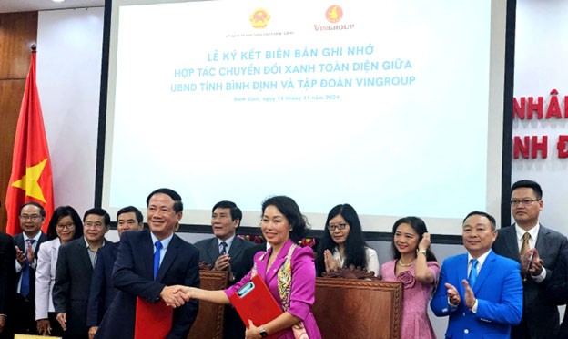 UBND tỉnh Bình Định và Tập đoàn Vingroup ký kết Biên bản ghi nhớ hợp tác toàn diện về thúc đẩy chuyển đổi xanh UBND tỉnh Bình Định và Tập đoàn Vingroup ký kết Biên bản ghi nhớ hợp tác toàn diện về thúc đẩy chuyển đổi xanh