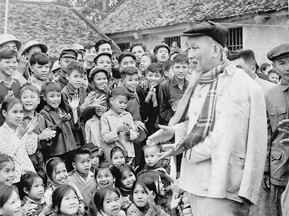 Chủ tịch Hồ Chí Minh nói chuyện với các cháu thiếu nhi trong dịp Người về thăm và chúc Tết đồng bào tỉnh Hà Bắc (Bắc Ninh ngày nay), Xuân Đinh Mùi, 09/02/1967 Chủ tịch Hồ Chí Minh nói chuyện với các cháu thiếu nhi trong dịp Người về thăm và chúc Tết đồng bào tỉnh Hà Bắc (Bắc Ninh ngày nay), Xuân Đinh Mùi, 09/02/1967