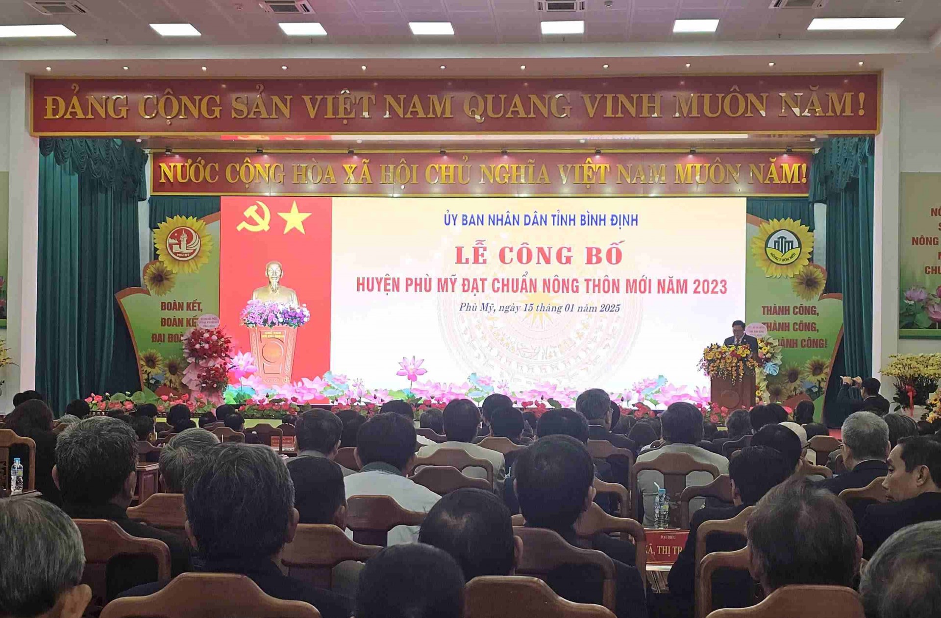Phó Thủ tướng Hồ Đức Phớc tham dự chúc mừng huyện Phù Mỹ đạt chuẩn nông thôn mới Phó Thủ tướng Hồ Đức Phớc tham dự chúc mừng huyện Phù Mỹ đạt chuẩn nông thôn mới