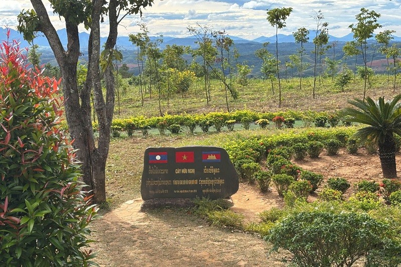 Biểu tượng hòa bình hữu nghị ở ngã ba Đông Dương