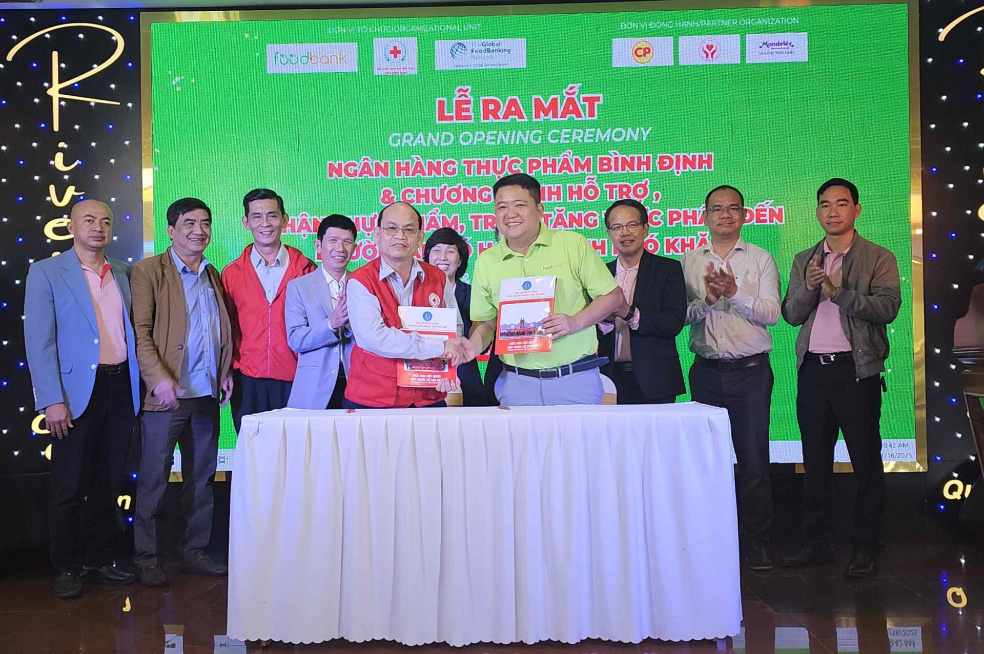 Ngân hàng thực phẩm Bình Định trao tặng thực phẩm cho người yếu thế Ngân hàng thực phẩm Bình Định trao tặng thực phẩm cho người yếu thế