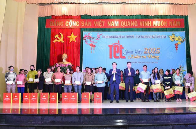 Phó Thủ tướng Hồ Đức Phớc tham dự chương trình Phó Thủ tướng Hồ Đức Phớc tham dự chương trình
