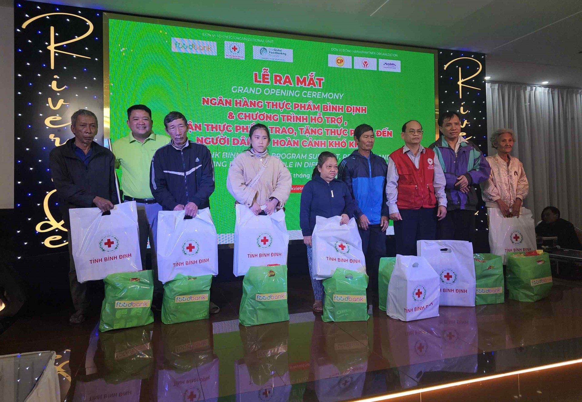 Ngân hàng thực phẩm Bình Định trao tặng thực phẩm cho người yếu thế Ngân hàng thực phẩm Bình Định trao tặng thực phẩm cho người yếu thế