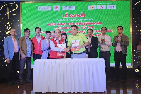 Ngân hàng thực phẩm Bình Định trao tặng thực phẩm cho người yếu thế