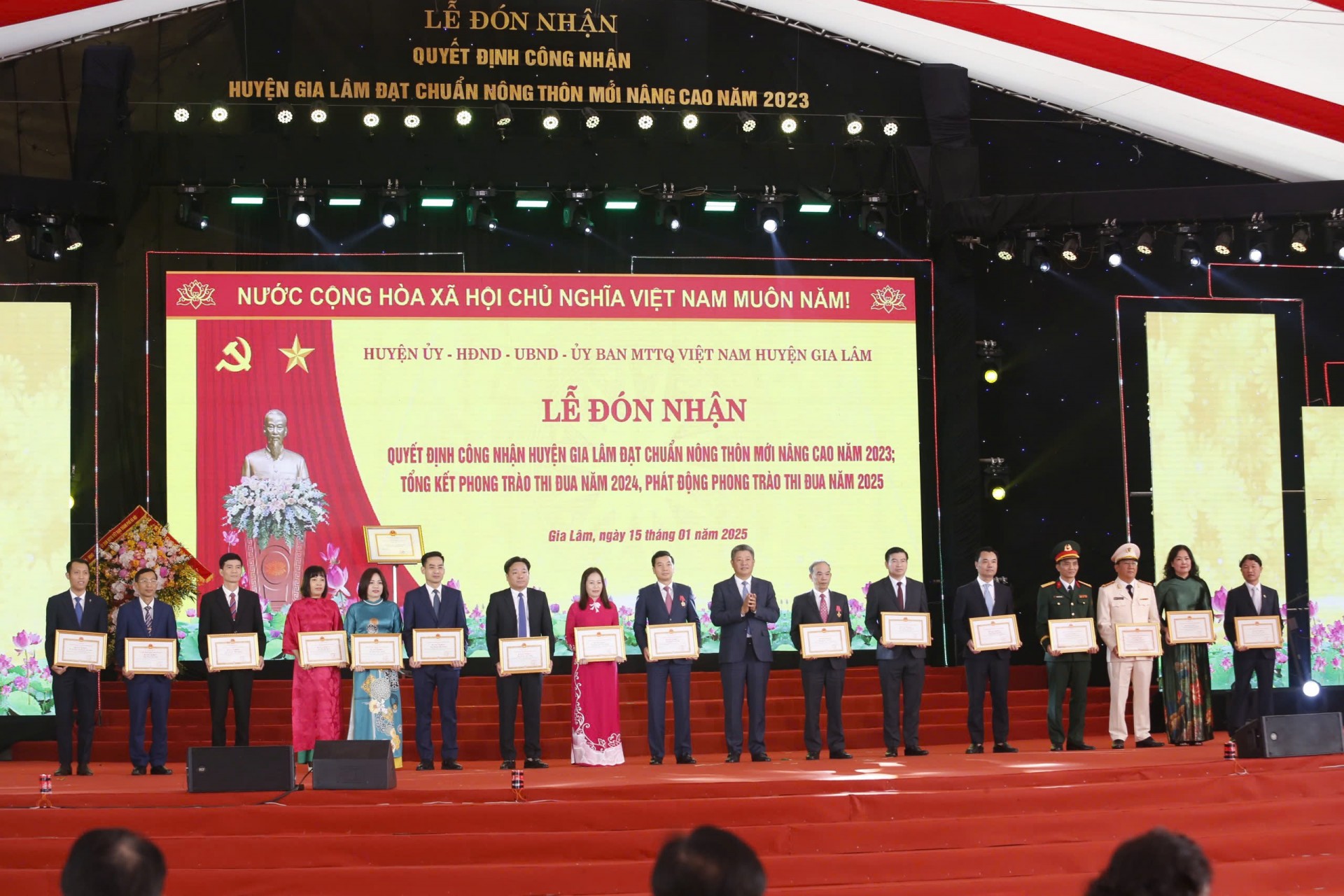 Huyện Gia Lâm đón bằng công nhận đạt chuẩn nông thôn mới nâng cao