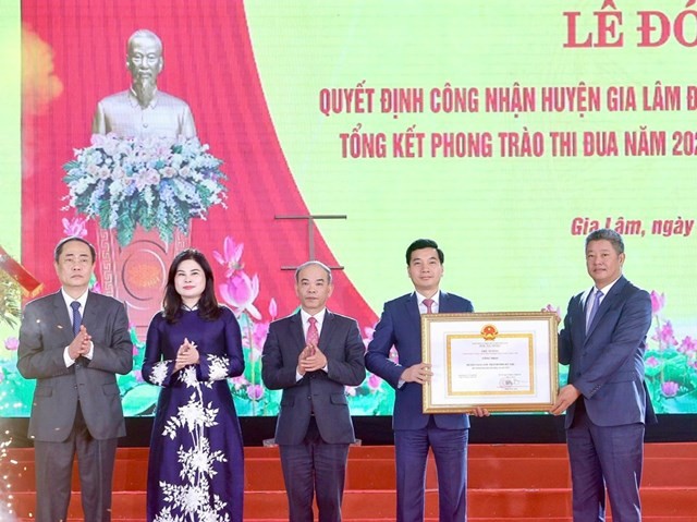 Huyện Gia Lâm đón bằng công nhận đạt chuẩn nông thôn mới nâng cao
