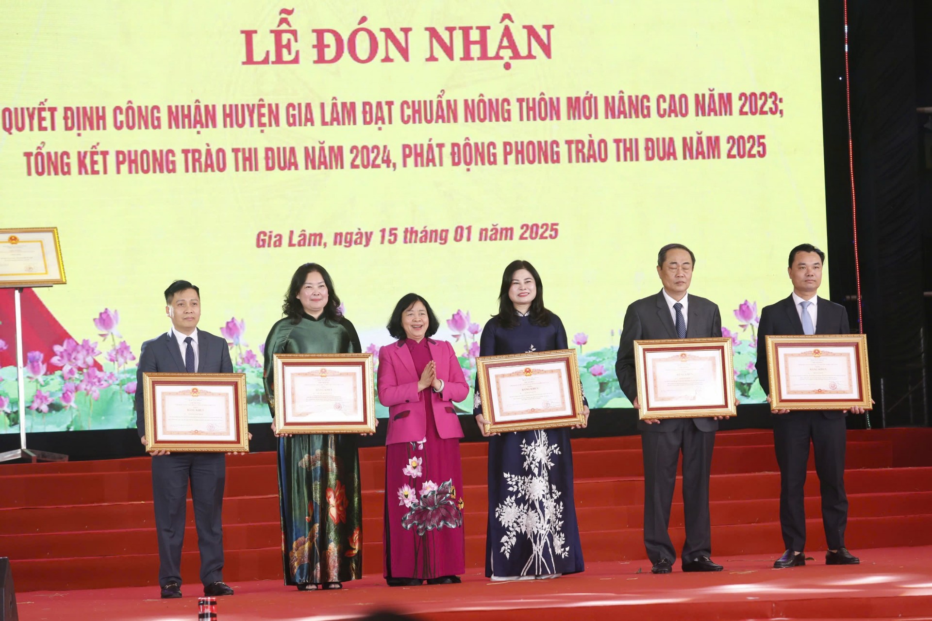 Huyện Gia Lâm đón bằng công nhận đạt chuẩn nông thôn mới nâng cao