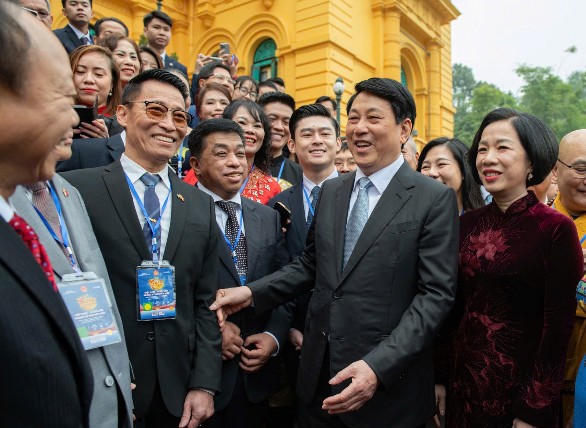 Chủ tịch nước Lương Cường  gặp gỡ  kiều bào và thực hiện nghi thức thả cá chép tại Ao cá Bác Hồ