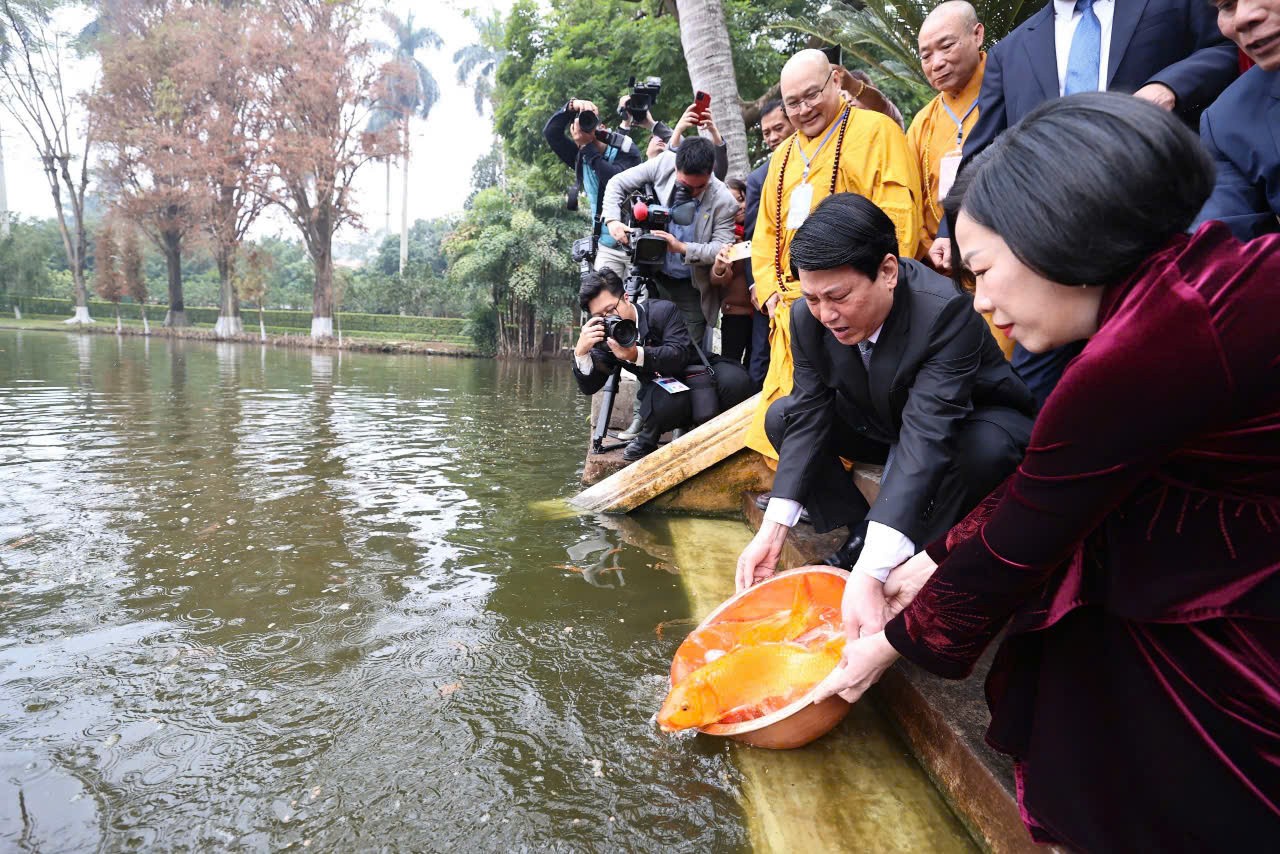 Chủ tịch nước Lương Cường  gặp gỡ  kiều bào và thực hiện nghi thức thả cá chép tại Ao cá Bác Hồ