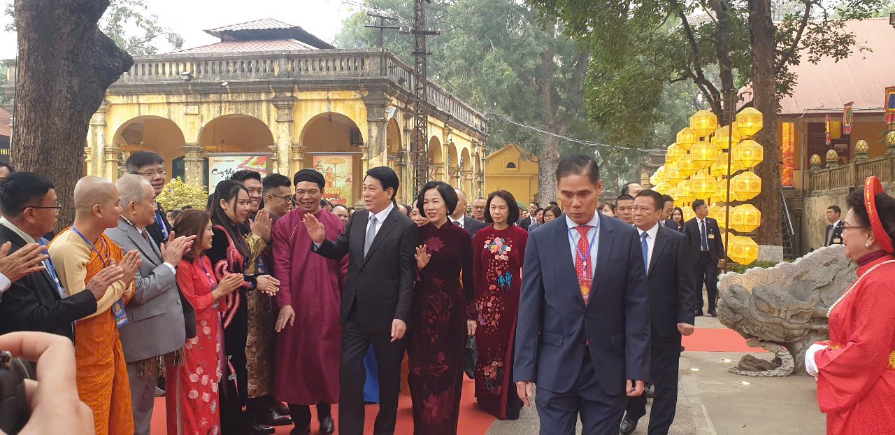 Chủ tịch nước Lương Cường  gặp gỡ  kiều bào và thực hiện nghi thức thả cá chép tại Ao cá Bác Hồ