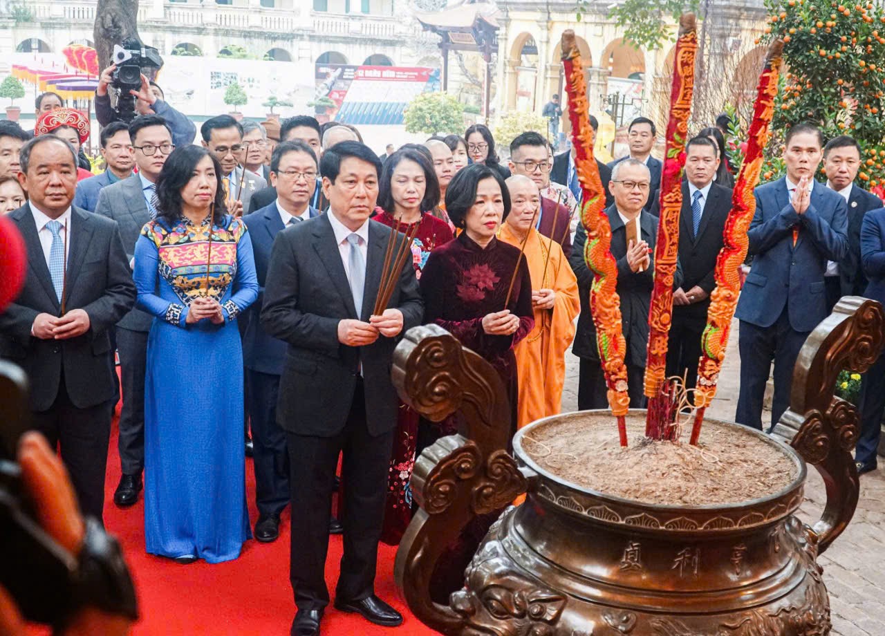 Chủ tịch nước Lương Cường  gặp gỡ  kiều bào và thực hiện nghi thức thả cá chép tại Ao cá Bác Hồ