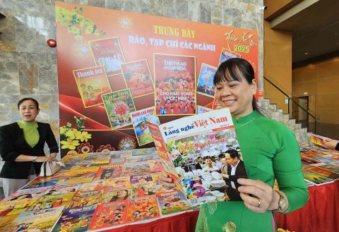 tap chi lang nghe viet nam tham gia hoi bao xuan at ty nam 2025 tinh binh dinh