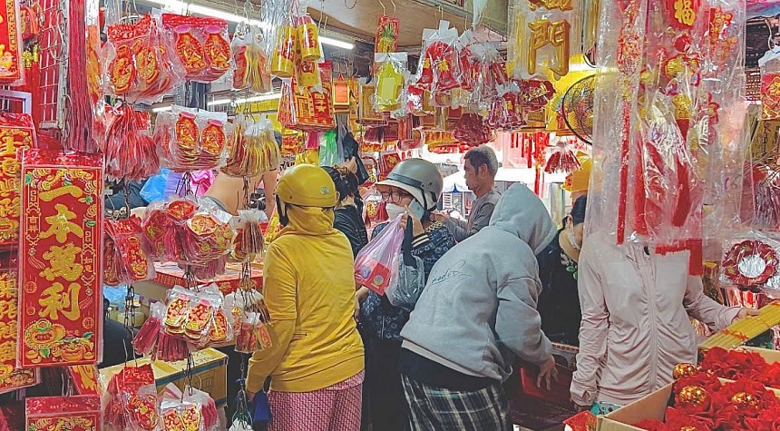 Dạo một vòng quanh chợ Thiếc (đường Phó Cơ Điều, Quận 11), người dân không khỏi ấn tượng bởi sắc vàng, sắc đỏ rực rỡ bao trùm khắp nơi, tạo nên khung cảnh náo nhiệt, đậm chất Tết. Dạo một vòng quanh chợ Thiếc (đường Phó Cơ Điều, Quận 11), người dân không khỏi ấn tượng bởi sắc vàng, sắc đỏ rực rỡ bao trùm khắp nơi, tạo nên khung cảnh náo nhiệt, đậm chất Tết.
