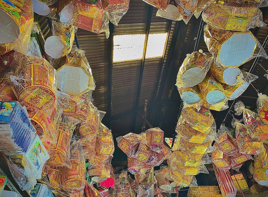 TP. HCM: Không khí rộn ràng, vàng mã đắt hàng dịp Tết ông Công, ông Táo TP. HCM: Không khí rộn ràng, vàng mã đắt hàng dịp Tết ông Công, ông Táo