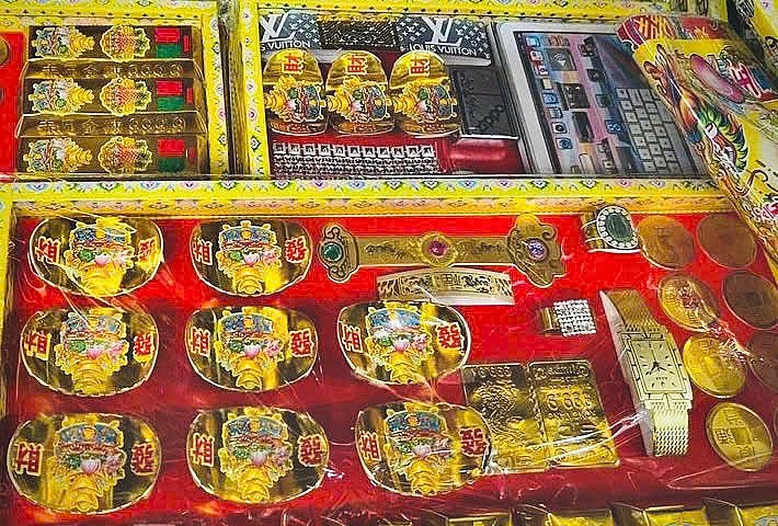 TP. HCM: Không khí rộn ràng, vàng mã đắt hàng dịp Tết ông Công, ông Táo TP. HCM: Không khí rộn ràng, vàng mã đắt hàng dịp Tết ông Công, ông Táo