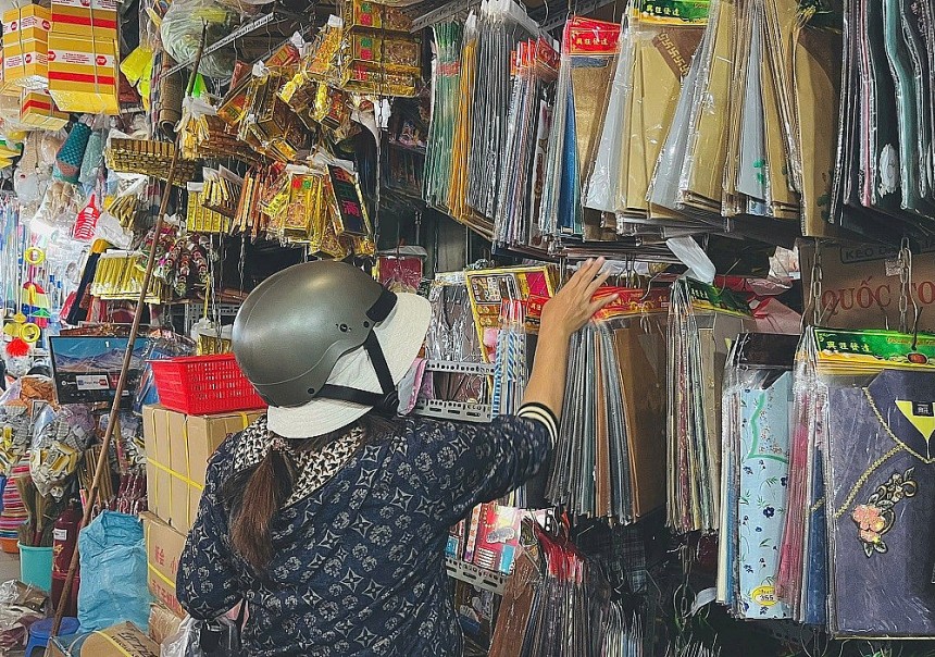 TP. HCM: Không khí rộn ràng, vàng mã đắt hàng dịp Tết ông Công, ông Táo TP. HCM: Không khí rộn ràng, vàng mã đắt hàng dịp Tết ông Công, ông Táo