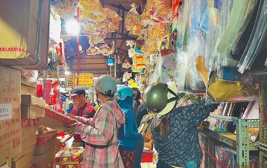 TP. HCM: Không khí rộn ràng, vàng mã đắt hàng dịp Tết ông Công, ông Táo TP. HCM: Không khí rộn ràng, vàng mã đắt hàng dịp Tết ông Công, ông Táo