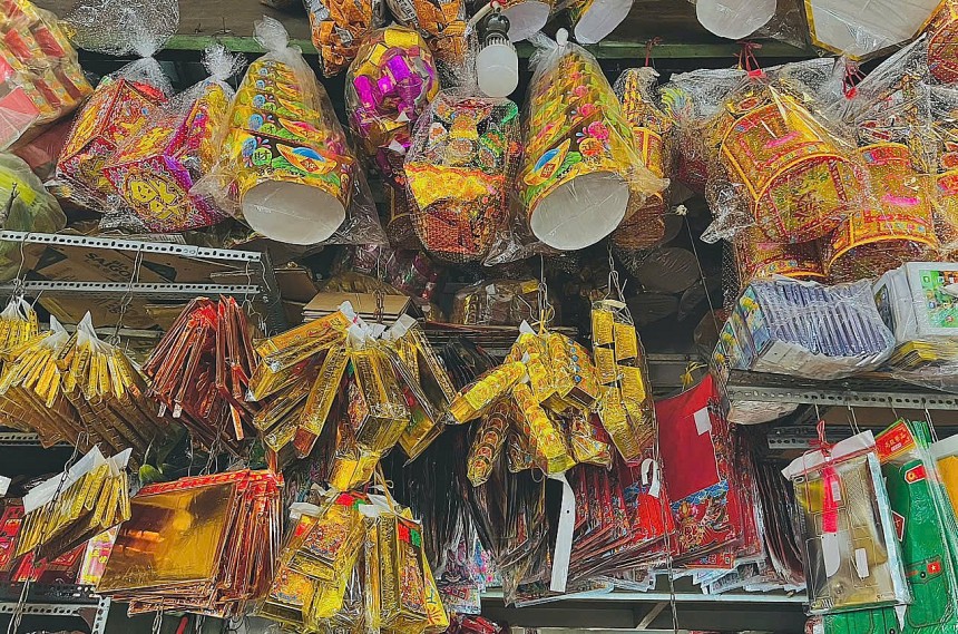 TP. HCM: Không khí rộn ràng, vàng mã đắt hàng dịp Tết ông Công, ông Táo TP. HCM: Không khí rộn ràng, vàng mã đắt hàng dịp Tết ông Công, ông Táo