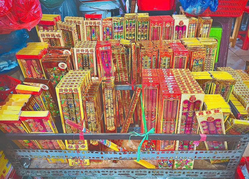 TP. HCM: Không khí rộn ràng, vàng mã đắt hàng dịp Tết ông Công, ông Táo TP. HCM: Không khí rộn ràng, vàng mã đắt hàng dịp Tết ông Công, ông Táo