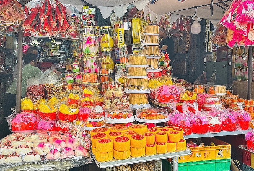 TP. HCM: Không khí rộn ràng, vàng mã đắt hàng dịp Tết ông Công, ông Táo TP. HCM: Không khí rộn ràng, vàng mã đắt hàng dịp Tết ông Công, ông Táo