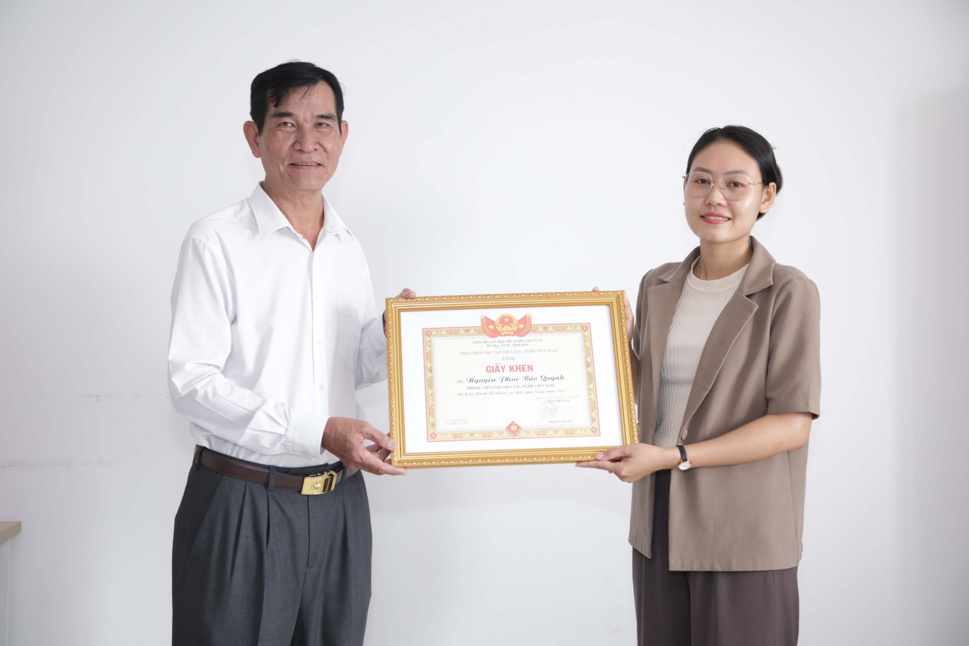 Nhà báo Lê Hoàng Lâm trao giấy khen cho phóng viên Bảo Quỳnh Nhà báo Lê Hoàng Lâm trao giấy khen cho phóng viên Bảo Quỳnh