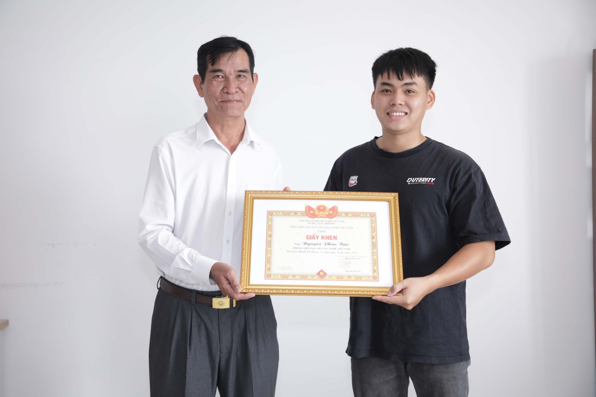 Phóng viên Phúc Bảo nhận giấy khen từ Nhà báo Lê Hoàng Lâm Phóng viên Phúc Bảo nhận giấy khen từ Nhà báo Lê Hoàng Lâm