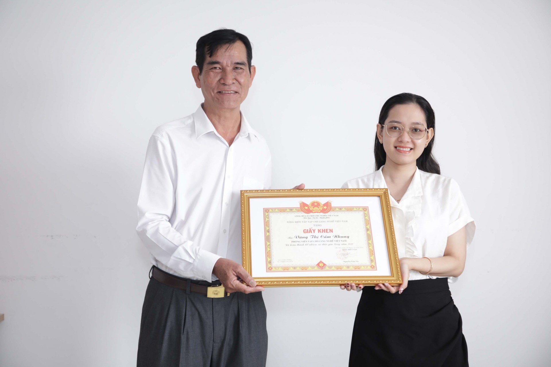 Nhà báo Lê Hoàng Lâm trao giấy khen cho phóng viên Cẩm Nhung Nhà báo Lê Hoàng Lâm trao giấy khen cho phóng viên Cẩm Nhung