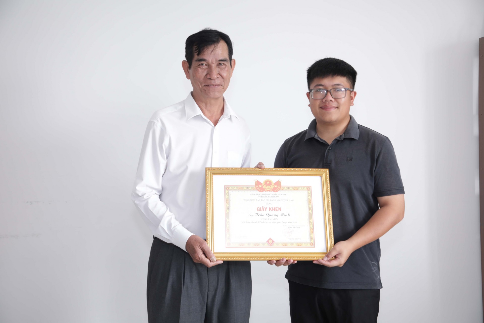 Nhà báo Lê Hoàng Lâm khen ngợi sự cố gắng của cộng tác viên Quang Minh Nhà báo Lê Hoàng Lâm khen ngợi sự cố gắng của cộng tác viên Quang Minh