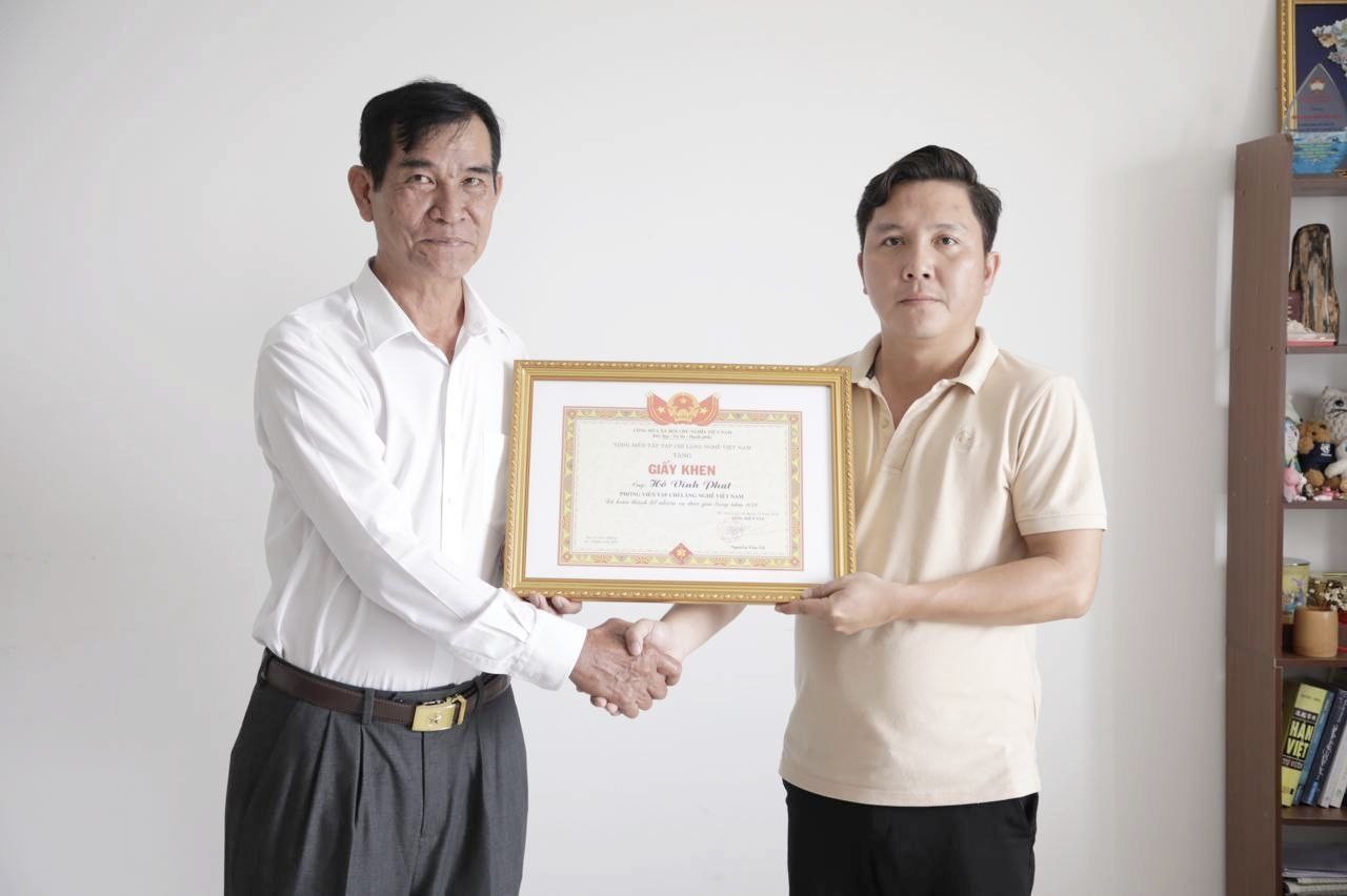 Nhà báo Lê Hoàng Lâm động viên phóng viên Hồ Phát tiếp tục phấn đấu trong năm 2025 Nhà báo Lê Hoàng Lâm động viên phóng viên Hồ Phát tiếp tục phấn đấu trong năm 2025