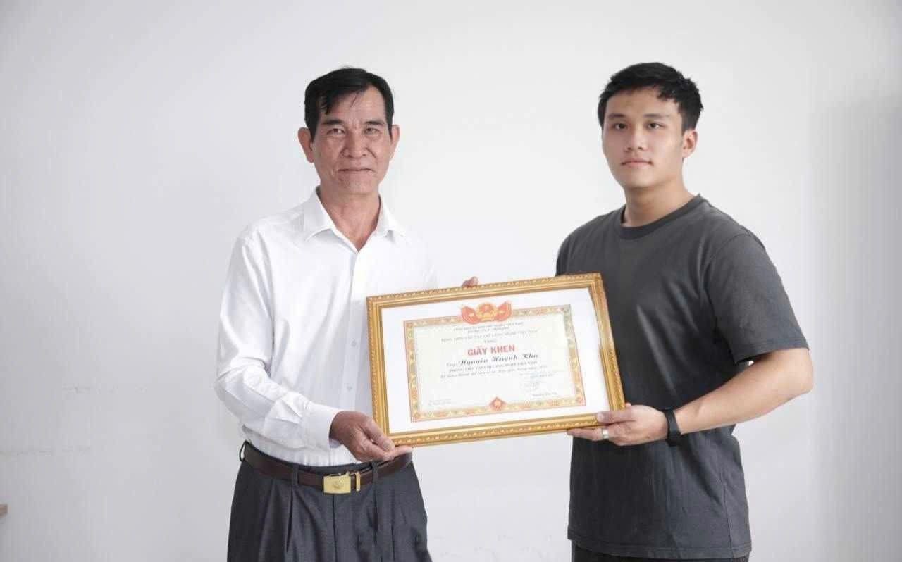 Phóng viên Huỳnh Kha nhận giấy khen từ Nhà báo Lê Hoàng Lâm Phóng viên Huỳnh Kha nhận giấy khen từ Nhà báo Lê Hoàng Lâm