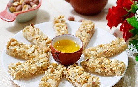 keo lac pho hien huong vi que nha tren ban tra ngay tet