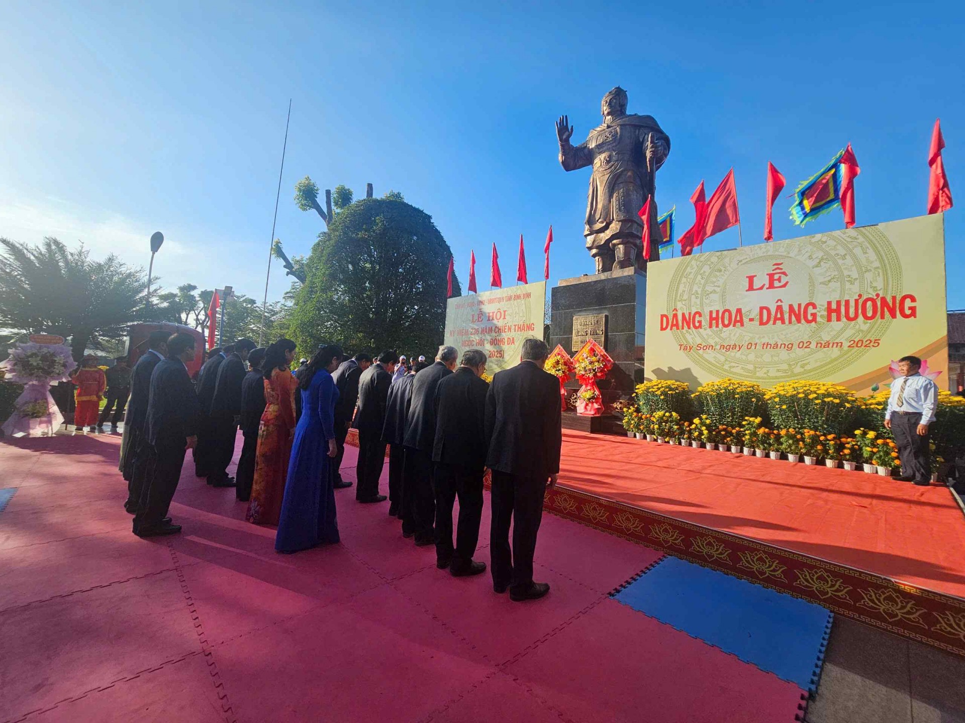 Hàng ngàn du khách trẩy hội Đống Đa Tây Sơn Bình Định Hàng ngàn du khách trẩy hội Đống Đa Tây Sơn Bình Định