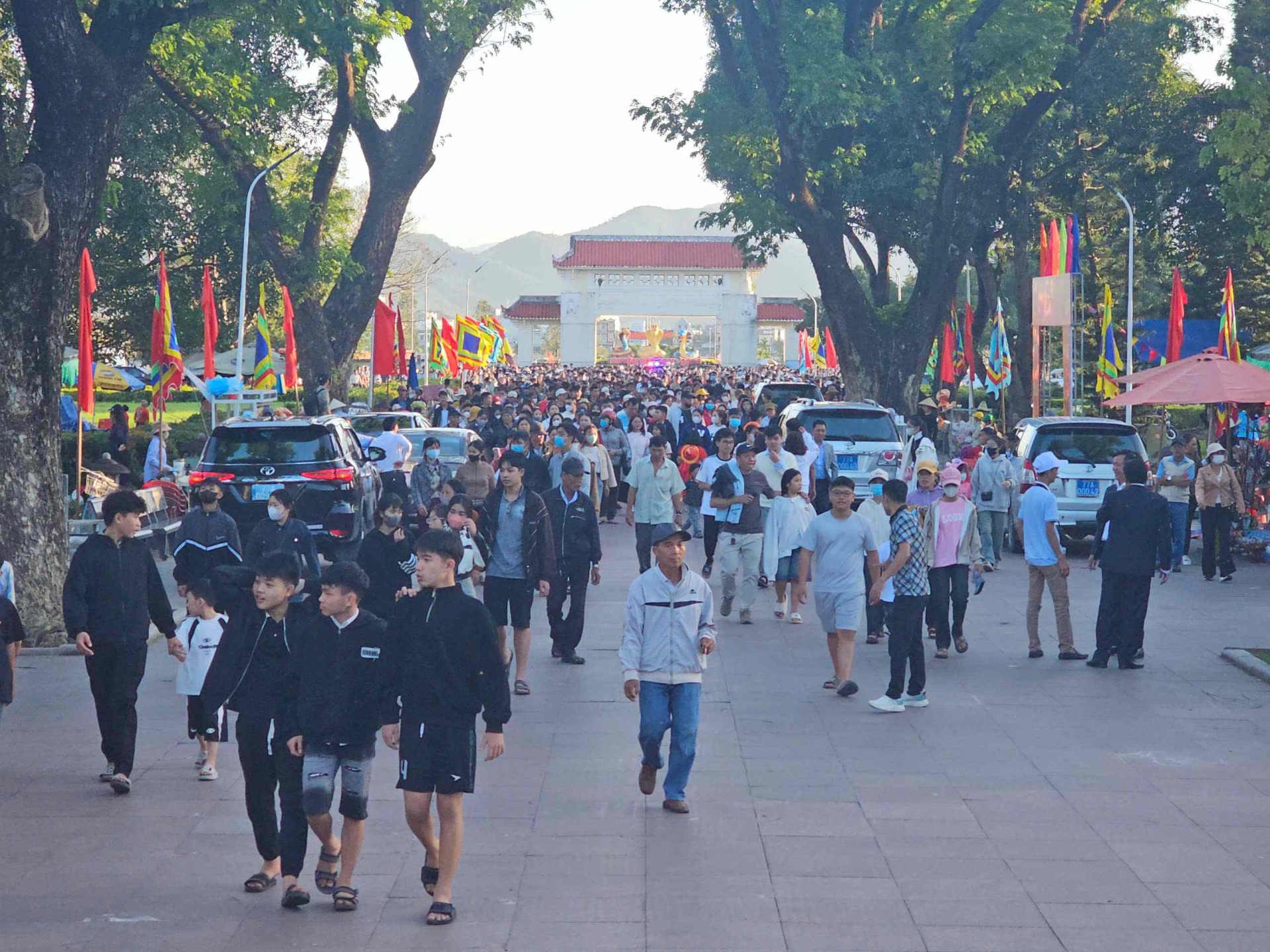 Hàng ngàn du khách trẩy hội Đống Đa Tây Sơn Bình Định Hàng ngàn du khách trẩy hội Đống Đa Tây Sơn Bình Định