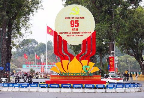 Rực rỡ cờ hoa chào mừng 95 năm Ngày thành lập Đảng
