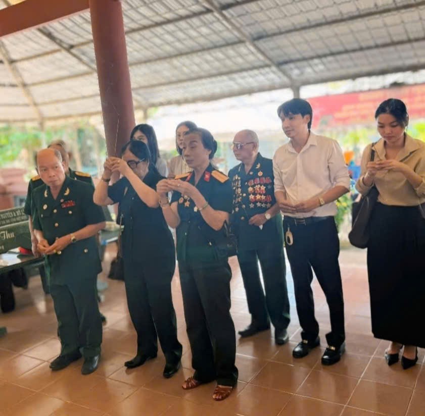 Các đại biểu đã thành kính dâng hương, dành phút mặc niệm để tưởng nhớ các bậc “Hào kiệt kiên trung Đền Gia Định”