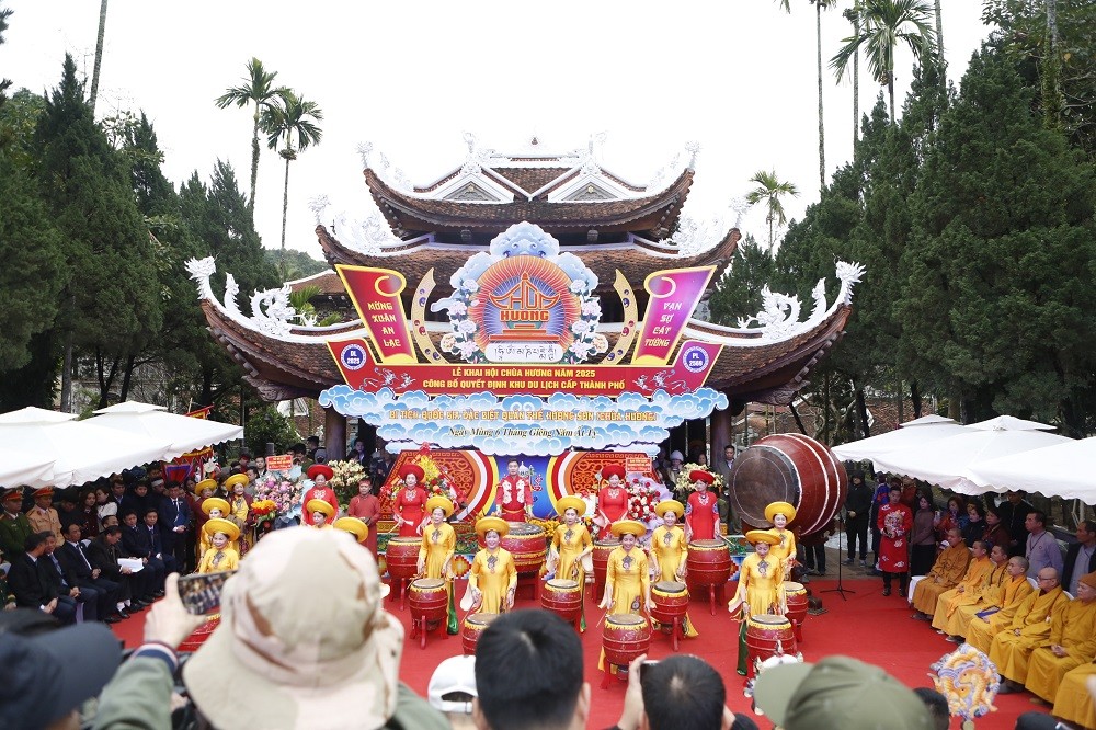 Khai mạc Lễ hội chùa Hương năm 2025: Điểm đến du lịch, văn hóa, truyền thống Việt Khai mạc Lễ hội chùa Hương năm 2025: Điểm đến du lịch, văn hóa, truyền thống Việt