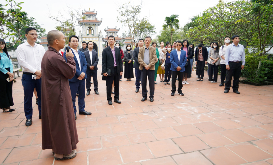 Doanh nghiệp du lịch H&amp;agrave; Nội tham quan, khảo s&amp;aacute;t c&amp;aacute;c điểm di t&amp;iacute;ch văn h&amp;oacute;a tr&amp;ecirc;n địa b&amp;agrave;n huyện Ph&amp;uacute; Xuy&amp;ecirc;n