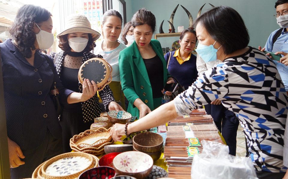 Kh&amp;aacute;ch du lịch tham quan điểm b&amp;aacute;n v&amp;agrave; giới thiệu sản phẩm l&amp;agrave;ng nghề khảm chai Chuy&amp;ecirc;n Mỹ, huyện Ph&amp;uacute; Xuy&amp;ecirc;n.