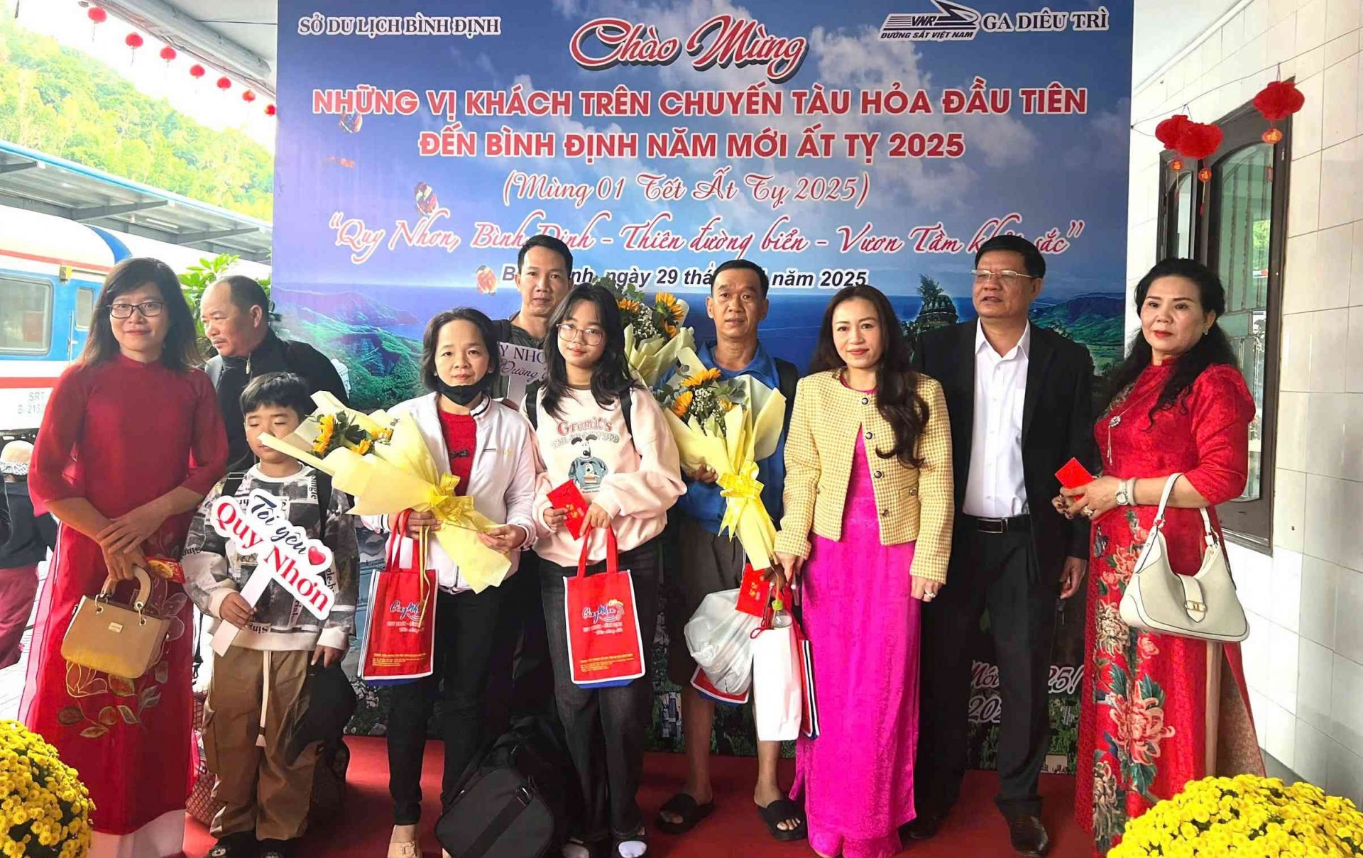 Bình Định trở thành tỉnh giàu mạnh, văn minh, hạnh phúc Bình Định trở thành tỉnh giàu mạnh, văn minh, hạnh phúc