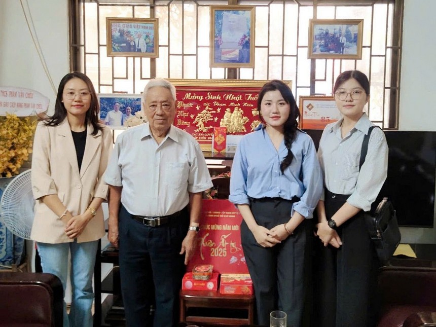 Bà Nguyễn Phúc Bảo Quỳnh - Giám đốc Công ty Đại Thế Giới, Trung tá Phạm Minh Hiền và phóng viên Tạp chí Làng nghề Việt Nam (từ trái sang) Bà Nguyễn Phúc Bảo Quỳnh - Giám đốc Công ty Đại Thế Giới, Trung tá Phạm Minh Hiền và phóng viên Tạp chí Làng nghề Việt Nam (từ trái sang)