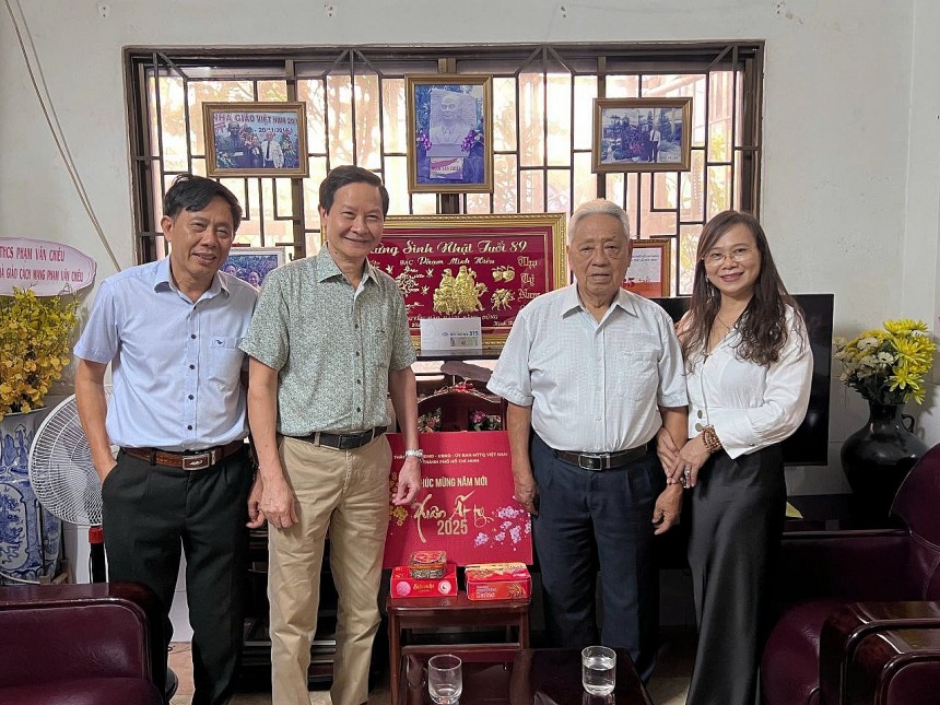 Ông Nguyễn Văn Quảng, ông Trương Mẫu Long - Trợ lý Cấp cao Hệ thống Y tế 315, Trung tá Phạm Minh Hiền, bà Trần Ngọc Lê - Giám đốc Truyền thông Hệ thống Y tế 315 (từ trái sang) Ông Nguyễn Văn Quảng, ông Trương Mẫu Long - Trợ lý Cấp cao Hệ thống Y tế 315, Trung tá Phạm Minh Hiền, bà Trần Ngọc Lê - Giám đốc Truyền thông Hệ thống Y tế 315 (từ trái sang)