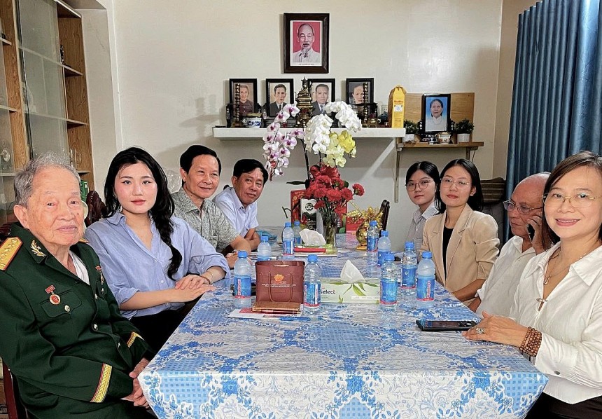 Đoàn thăm hỏi tại nhà Đại tá Nguyễn Văn Tàu Đoàn thăm hỏi tại nhà Đại tá Nguyễn Văn Tàu