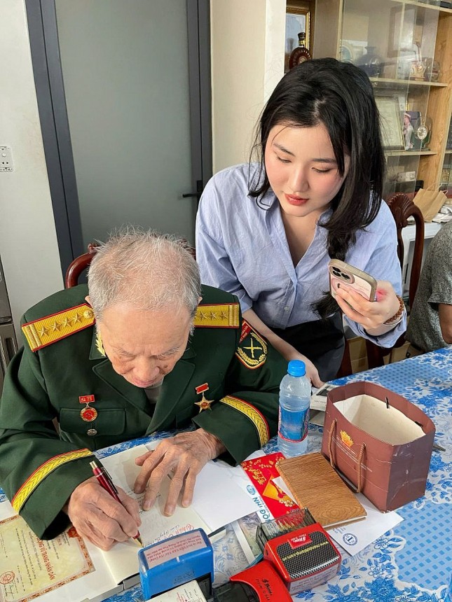 Tạp chí Làng nghề Việt Nam: Lan tỏa tinh thần tri ân, kết nối người trẻ với cựu chiến binh Tạp chí Làng nghề Việt Nam: Lan tỏa tinh thần tri ân, kết nối người trẻ với cựu chiến binh